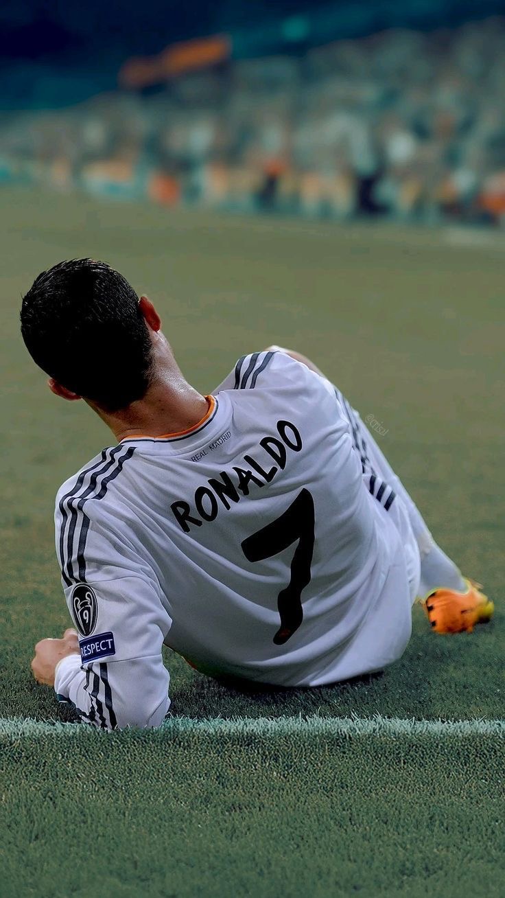Cristiano Ronaldo on pitch for Real Madrid - HD Football Wallpaper |  footwallps.io, image size:736x1308